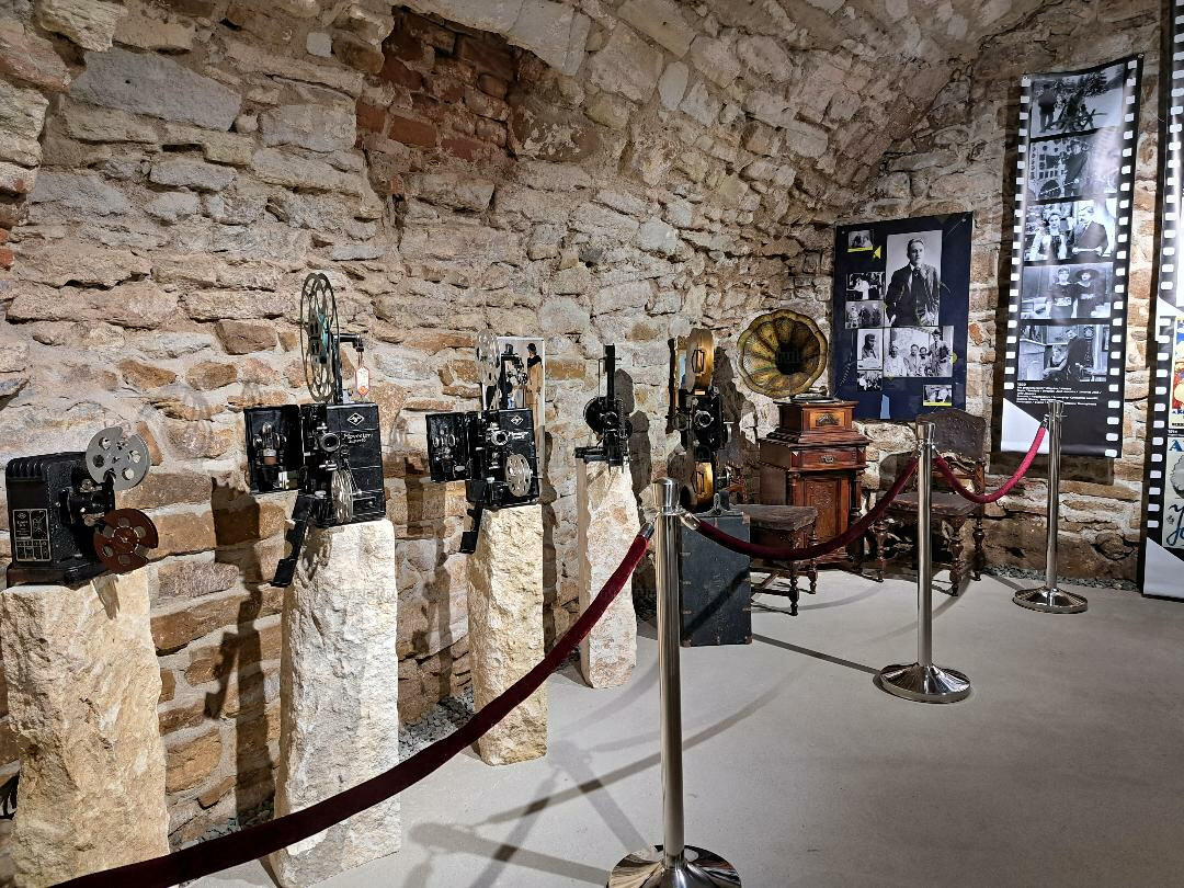 Exponate din Muzeul Cinematrografiei, deschis la Cluj pe strada Universității. Foto: monitorulcj.ro