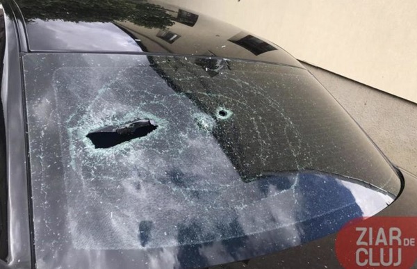 Mașina jurnalistului Liviu Alexa a fost vandalizată în luna mai 2019. Polițiștii nu au găsit niciodată făptașul | Foto: Ziar de Cluj