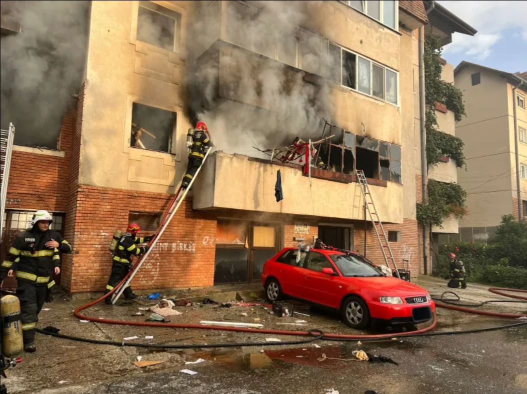 EXPLOZIE urmată de incendiu, la un bloc din Sibiu. FOTO: Mesagerul de Sibiu