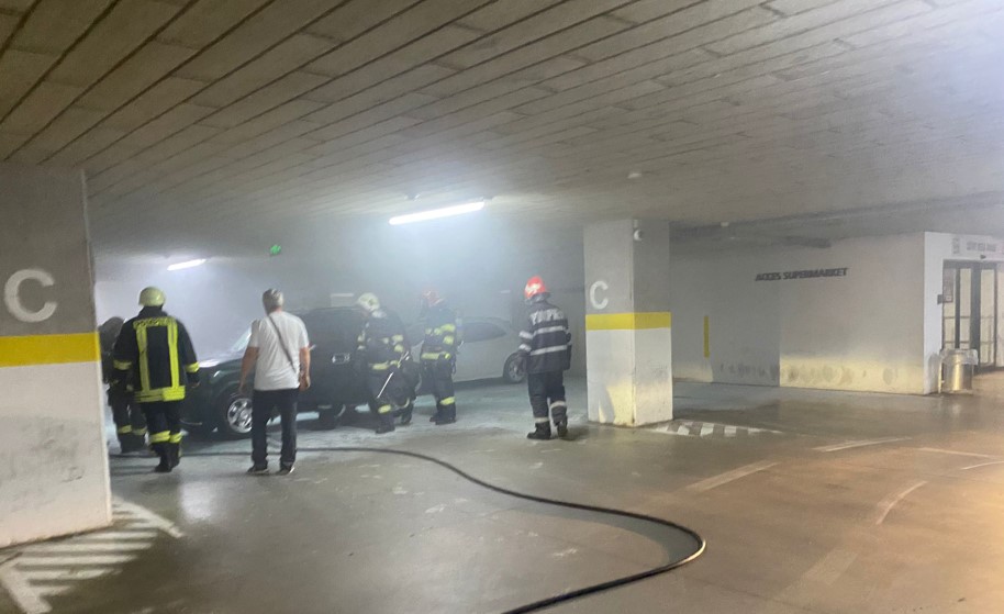 Incendiu în parcarea de la Platinia / Foto: grup WhatsApp ISU Cluj