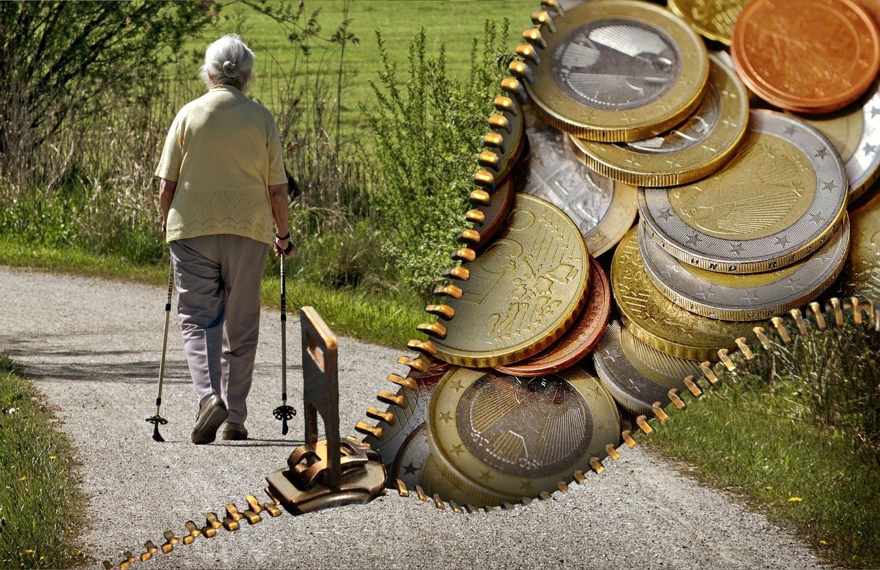 Bătrână care se deplasează cu ajutorul unui cadru. Foto: Pixabay