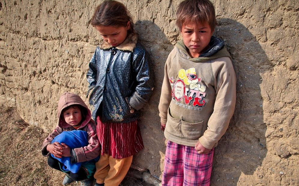 Copiii români, expuși riscului de sărăcie/Foto: pixabay.com