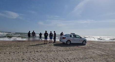 O tânără a fost găsită moartă de către câţiva turişti, joi, pe o plajă din staţiunea Mamaia/ Foto: Ziua de Constanța
