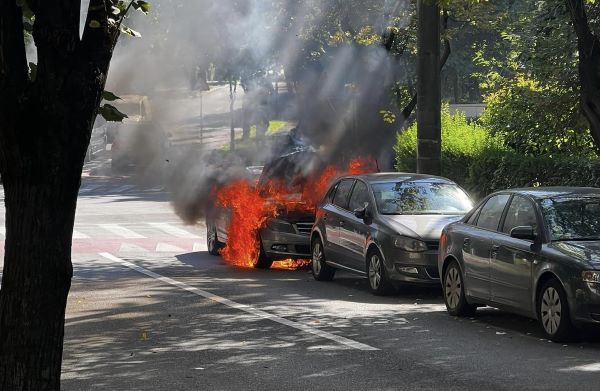 Un incendiu a izbucnit la două mașini în Cluj-Napoca/ Foto: Info Trafic Cluj-Napoca - Facebook