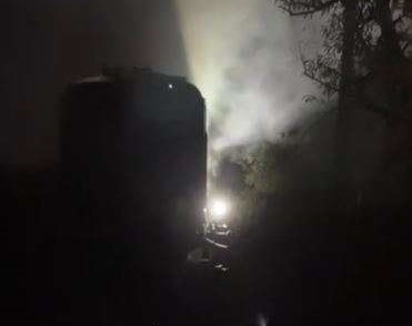 O locomotivă care tracta 19 vagoane cu ţiţei a luat foc în noaptea de vineri spre sâmbătă în judeţul Satu Mare/ Foto: ISU Satu Mare