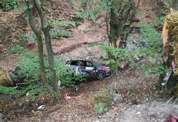 Mașina a căzut în râpă de la o înălțime de 5 metri/ Foto: ISU Cluj