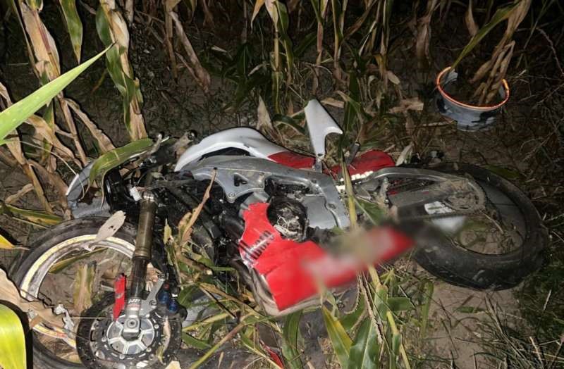 Un tânăr a murit, iar o tânără a fost o grav rănită în urma unui accident de motocicletă produs în noaptea de sâmbătă spre duminică pe raza localităţii Dumbrăveni din judeţul Suceava/ Foto: ISU Suceava