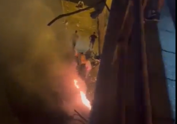 Marţi seară, la Mestre, lângă Veneţia, un autobuz a căzut de pe un pod şi a luat foc/ Foto: captură ecran video @RaffaellaRegoli - Twitter
