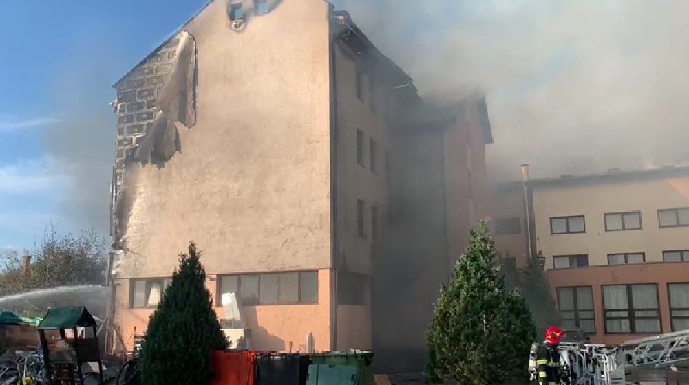 Mansarda unui hotel din Dej a fost cuprinsă, joi, de flăcări/ Foto: ISU Cluj