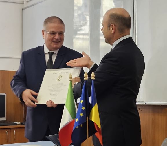 Profesorul Alexandru Laszlo și Alfredo Maria Durante Mangoni, Ambasadorul Italiei în România/Foto: Colegiul Baritiu Facebook.com