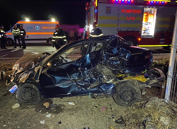 Mașină implicată în accidentul de la ieșire din Gherla, transformată în morman de fiare / Foto: ISU Cluj