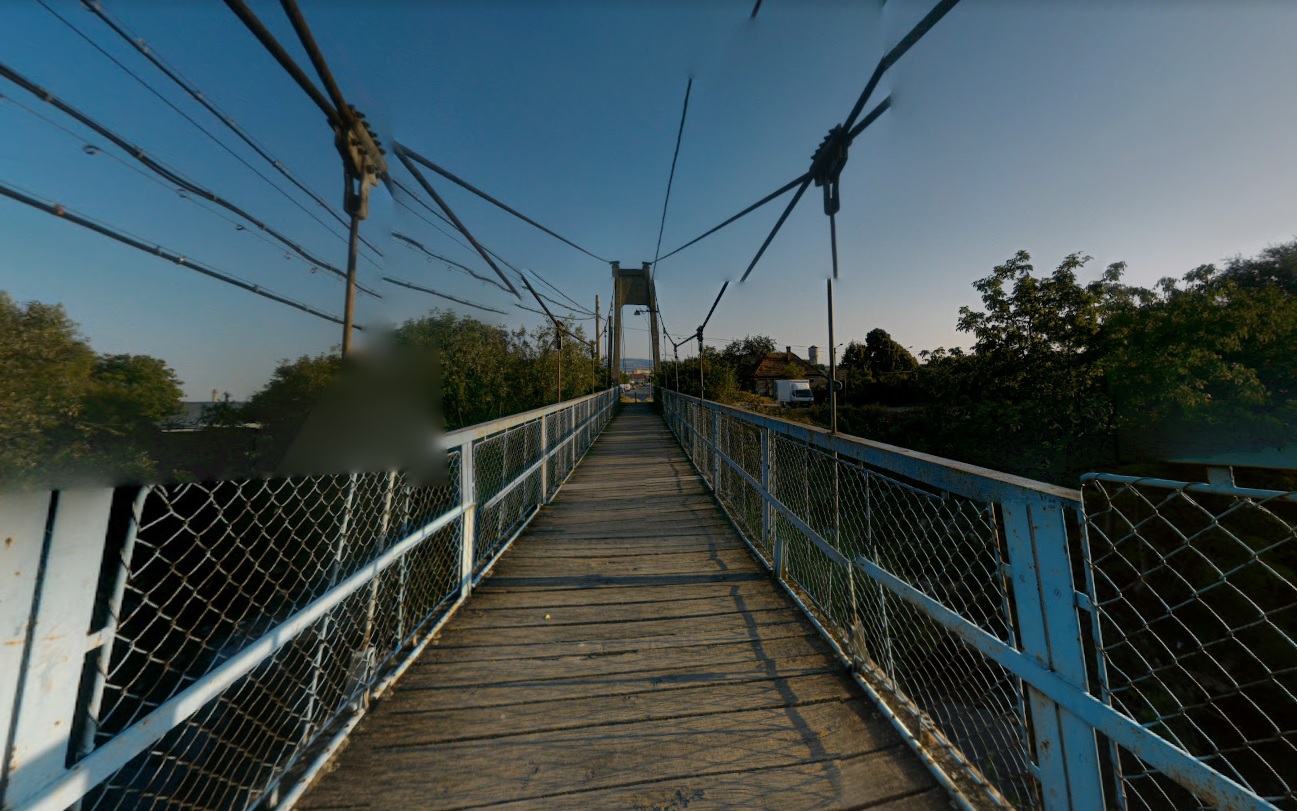 Actuala pasarelă pietonală va fi înlocuită cu un pod cu cel puțin două benzi auto. FOTO: captură Google Maps
