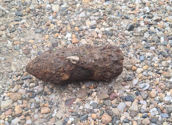 Un proiectil neexplodat de artilerie a fost descoperit pe șantierul de pe strada Gelu din municipiul Turda, judeţul Cluj/ Foto: ISU Cluj