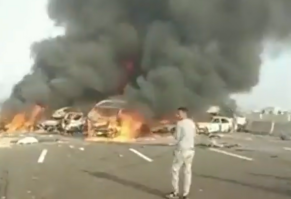 Un accident rutier în lanţ produs sâmbătă, ce a implicat mai multe vehicule de pe o autostradă din Egipt, s-a soldat cu cel puţin 32 de morţi/ Foto: captură ecran video @upuknews1 - X (fostul Twitter - n.red.)