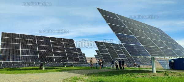 Joi, 2 noiembrie, s-a deschis parcul fotovoltaic și eolian de la Cluj Innovation Park, realizat pe o suprafață de 17.000 metri pătrați/ Foto: monitorulcj.ro