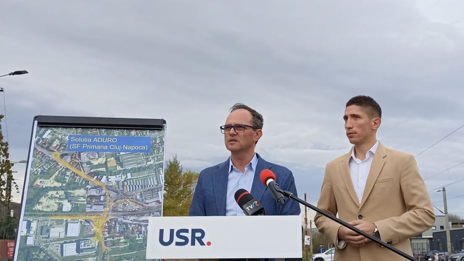 Deputatul USR Viorel Băltărețu și Horațiu Cosma, ex-secretar de stat în Transporturi, conferință de presă despre soluțiile necesare pentru pasajul Tăietura Turcului/Foto: monitorulcj.ro