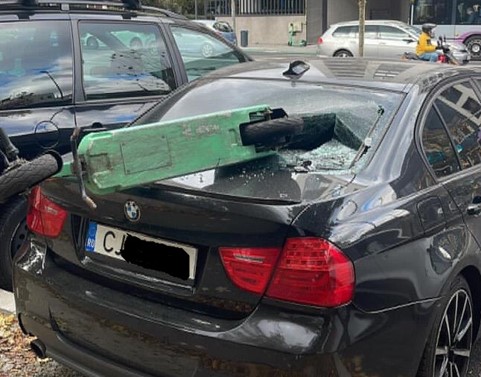 Mașină BMW, distrusă pe Calea Mănăștur cu o trotinetă / Foto: INFO Trafic jud. Cluj - Facebook