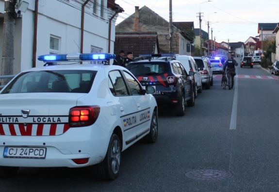 Șofer cu alcoolemie record, reținut de polițiști, pentru că ar fi avariat mai multe mașini parcate/Foto: IPJ Cluj