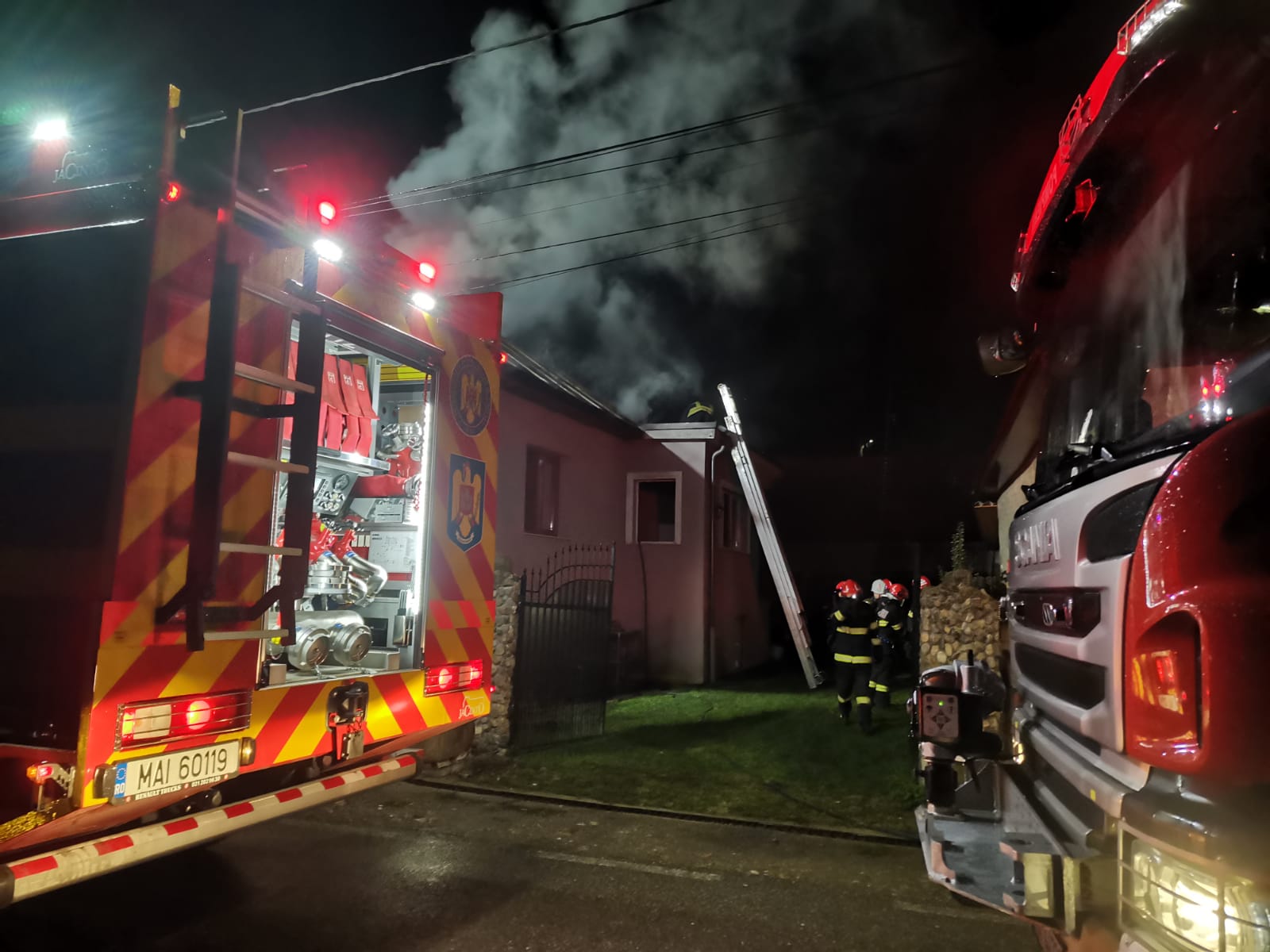 Incendiu la o casă din Șoimeni, stins de pompierii clujeni