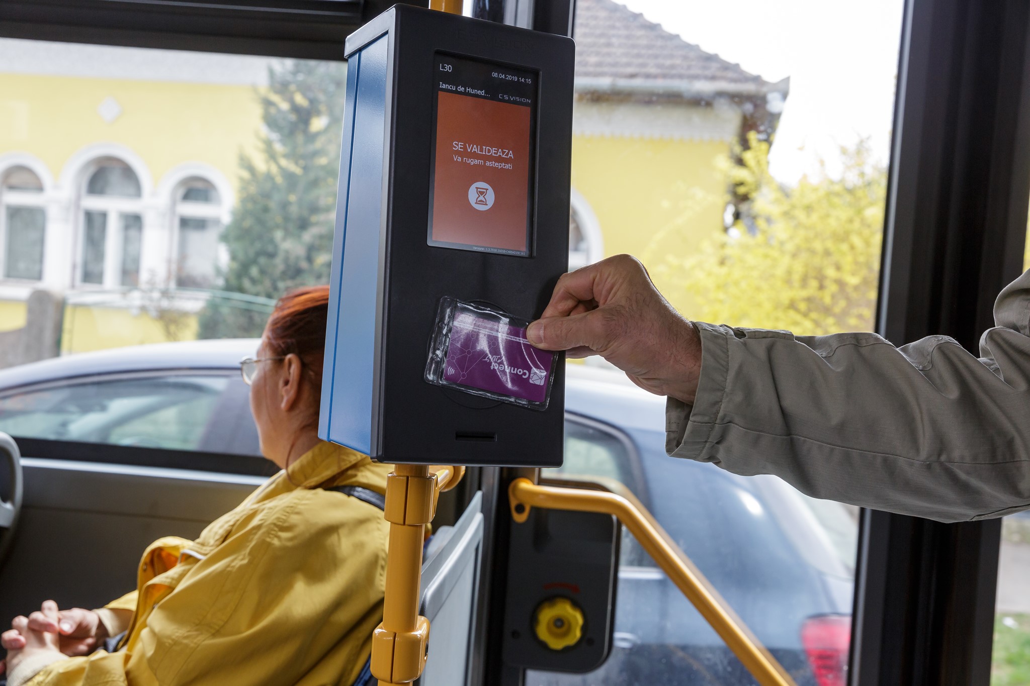 Pensionarii își pot face abonamente pentru autobuz pe anul viitor. FOTO: Facebook/ Emil Boc