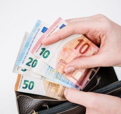 Mai mulți euro într-un portofel/ Foto: pexels.com