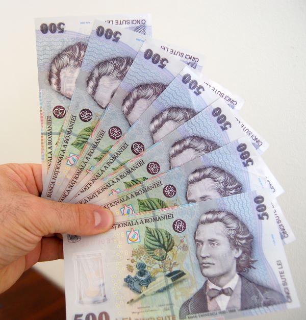 Mai multe bancnote de 500 de lei/  Foto: monitorulcj.ro