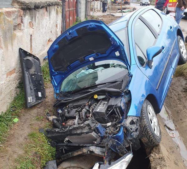 Un accident rutier a avut loc, sâmbătă dimineața, în comuna Cuzdrioara, județul Cluj/ Foto: ISU Cluj