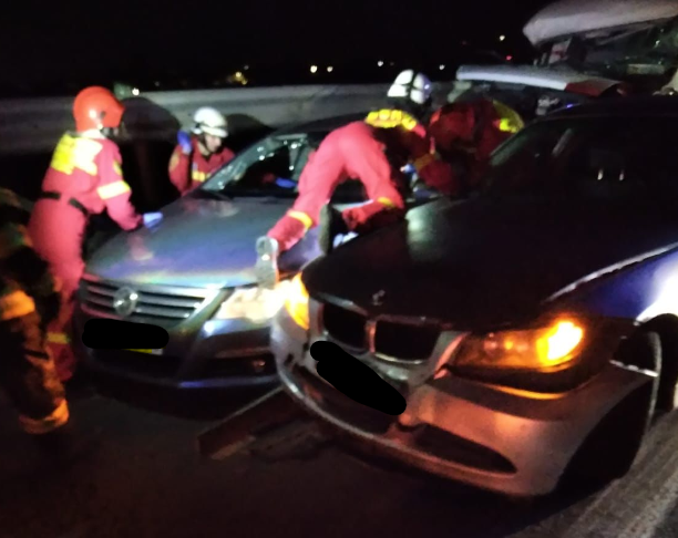 Patru persoane - trei adulţi şi un copil de 6 luni - au fost transportaţi, cu ambulanţele, la spitale din municipiul Sibiu, în urma unui accident care a avut loc pe autostrada A1, la ieşirea spre oraşul Cisnădie/ Foto: DRDP Brașov