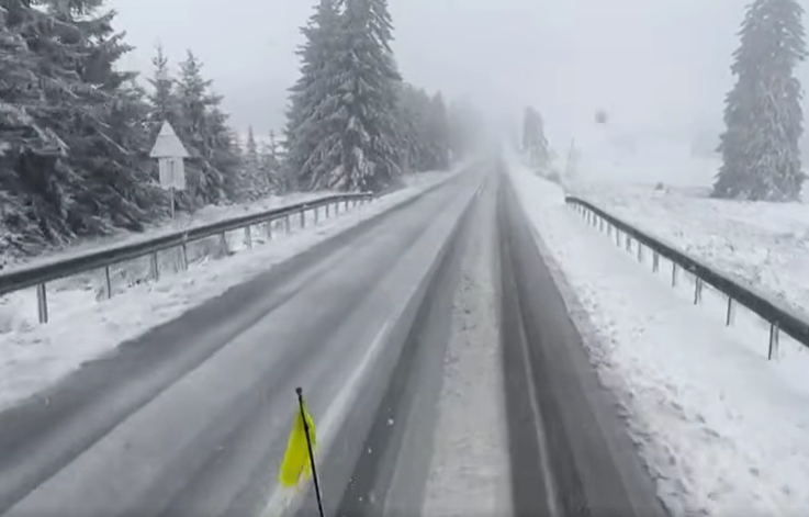 Circulaţia pe unele drumuri din Harghita se face în condiţii de iarnă, în urma ninsorilor care au căzut în judeţ, drumarii acţionând cu utilaje şi material antiderapant/ Foto: captură ecran video DRDP Brașov - Facebook