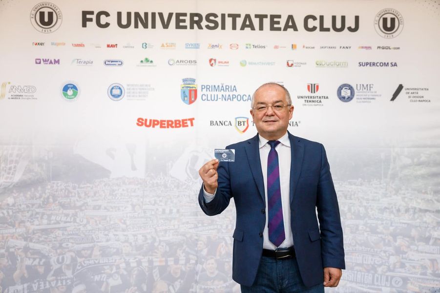 Primarul Emil Boc când și-a achiziționat abonamentul de sezon pentru „U” Cluj/ Foto: Emil Boc - Facebook