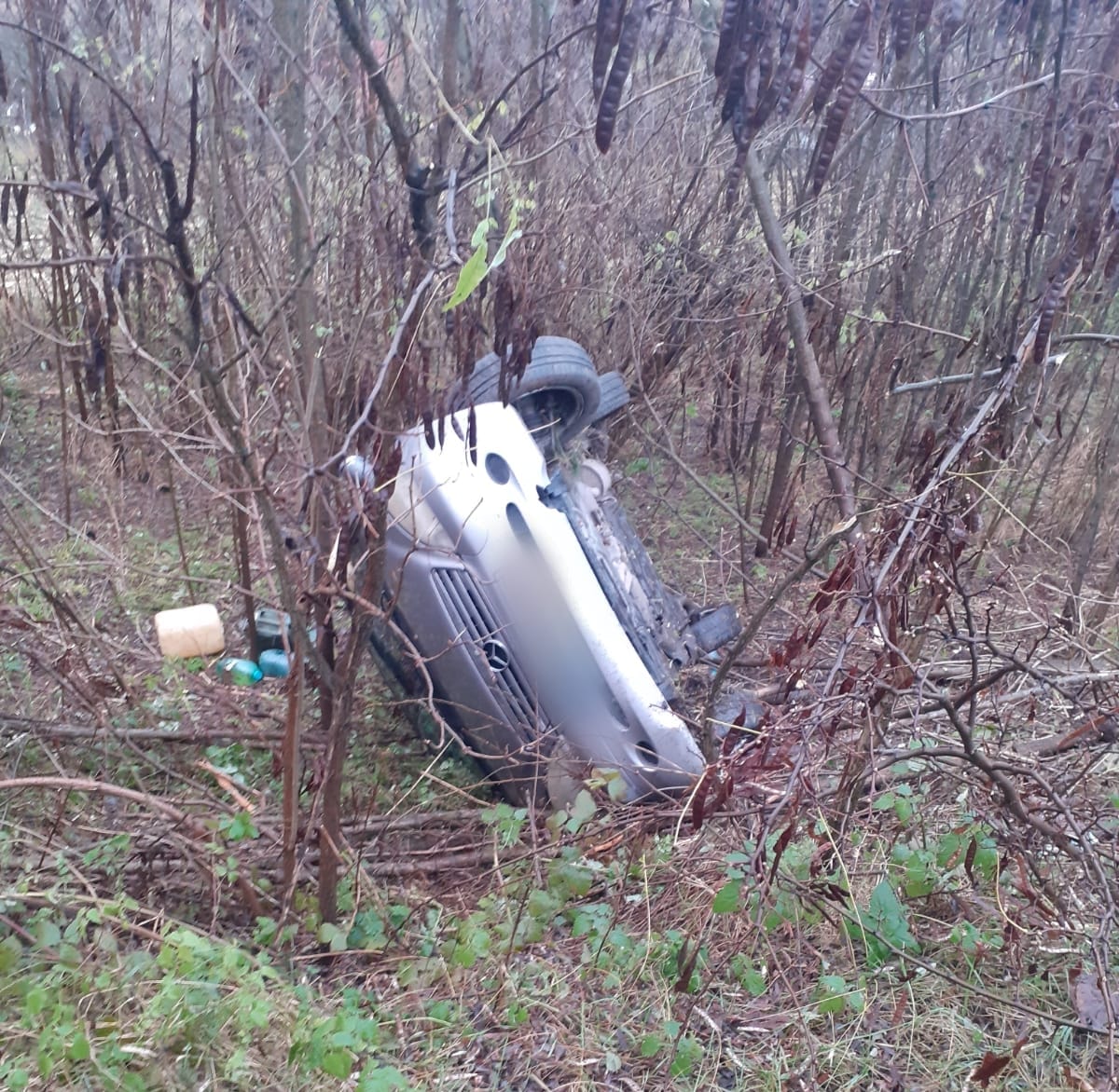Mașină răsturnată în șanț, între Cămărașu și Mociu - FOTO: ISU Cluj