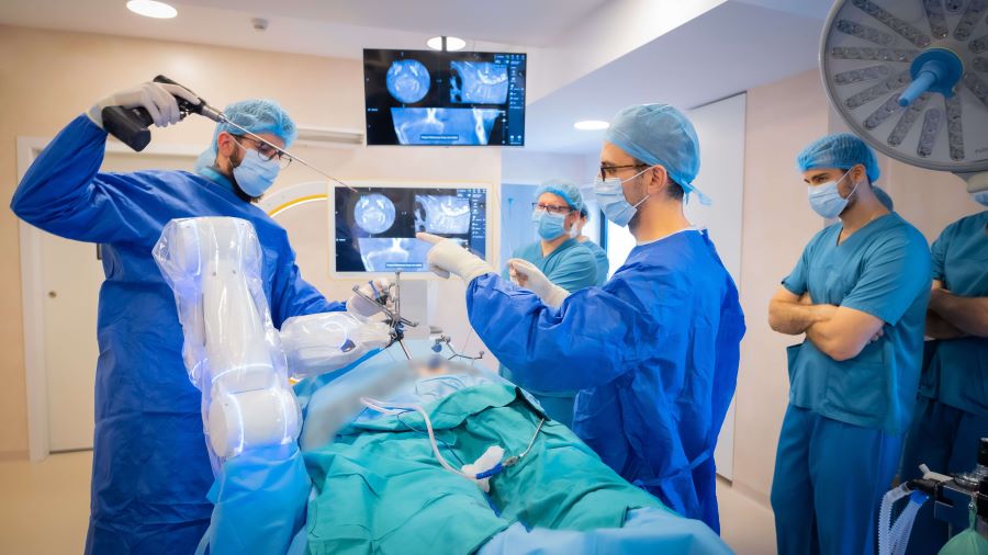 Cea mai noua tehnologie robotica in neurochirurgie, la Spitalul MedLife Humaniatas Cluj