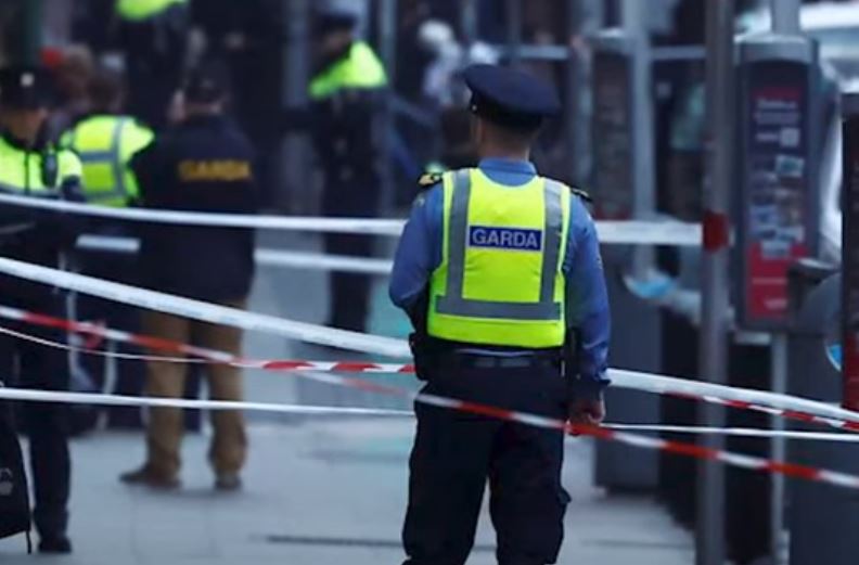 Filtre de Poliție în Dublin (Irlanda), în urma unui atac cu cuțitul lângă o școală din oraș/Foto: GBNews youtube.com