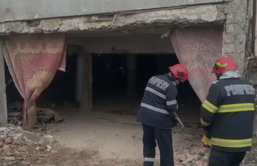 Tavanul unei bănci din Dej s-a prăbușit, luni, peste mai multe persoane/ Foto: ISU Cluj