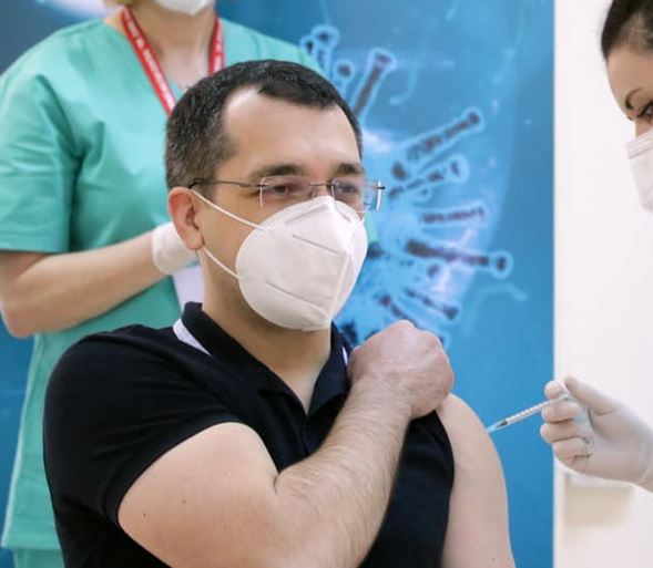 Vlad Voiculescu (USR), fost ministru al Sănătății, în timpul administrării unei doze de vaccin anti-Covid, în ianuarie 2021/Foto: USR Facebook.com