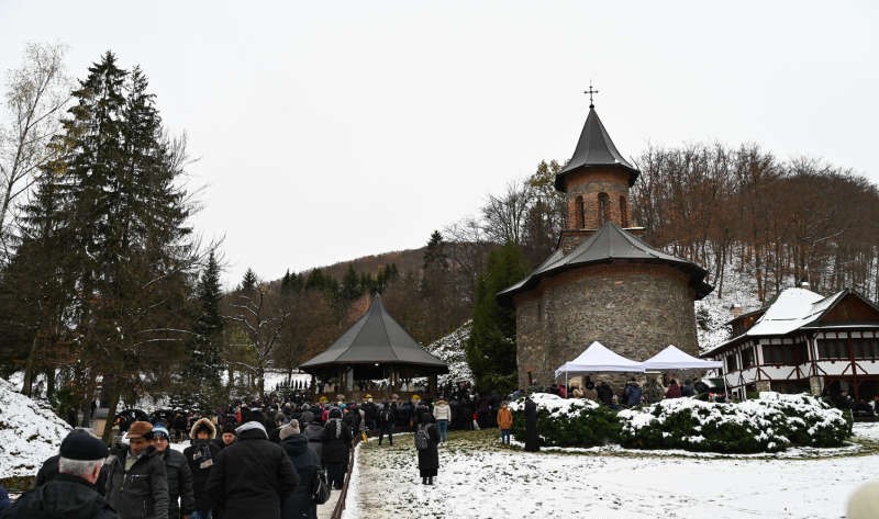 Mii de pelerini au luat parte, marţi, la Mănăstirea Prislop, la slujba de pomenire şi parastasul ce au fost organizate pentru a comemora 34 de ani de la moartea părintelui Arsenie Boca/ Foto: episcopiadevei.ro