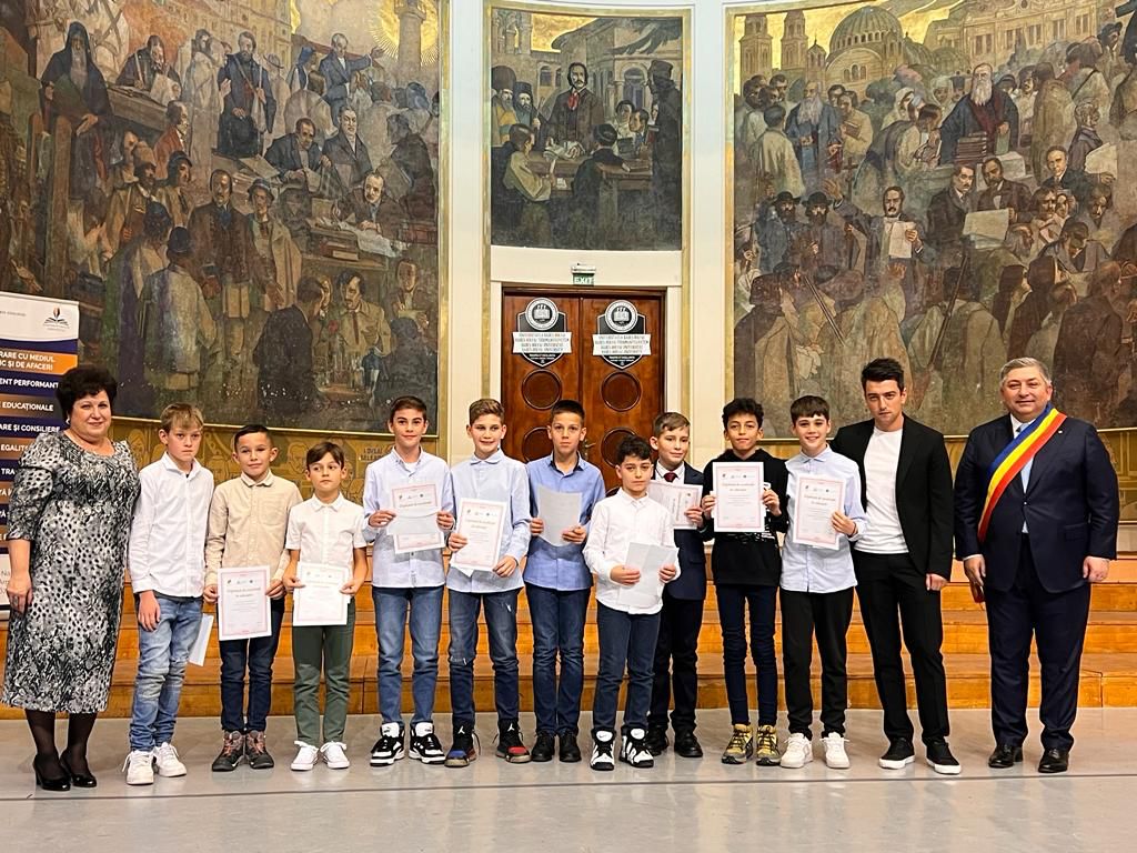 Elevii din județul Cluj, premiați pentru rezultatele deosebite obținute la concursuri în anul 2022-2023 / Foto: Consiliul Județean Cluj