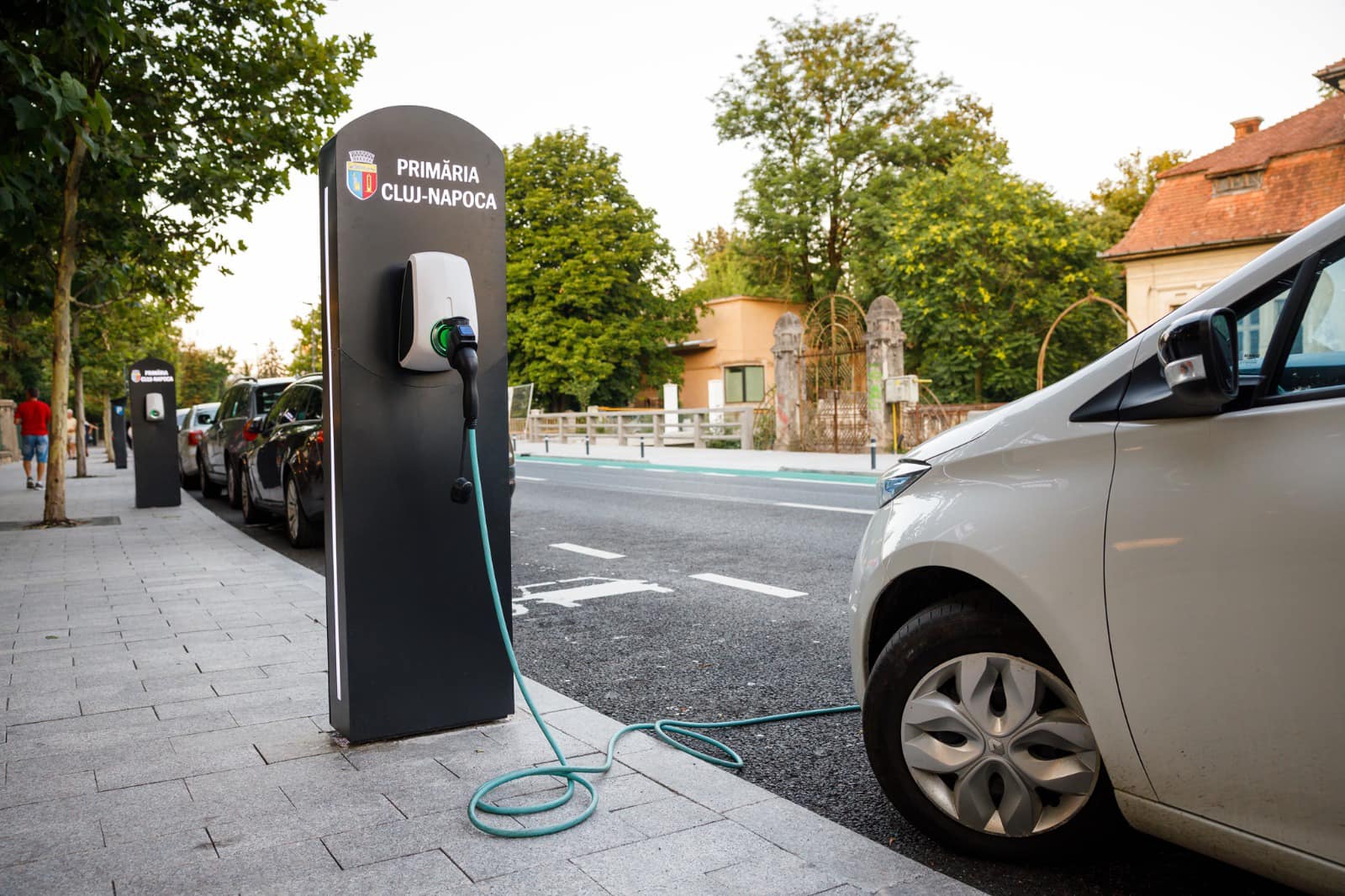 Șoferii clujeni vor plăti pentru încărcarea mașinilor electrice la stațiile Primăriei / Foto: Emil Boc - Facebook
