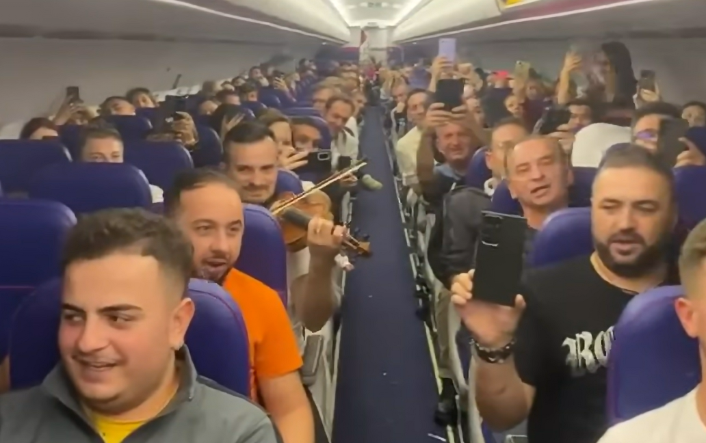 Cei 200 de pasageri ai aeronavei au cântat în cor cântecul „Noi suntem români”/ Foto: Alexandru Pugna - Facebook