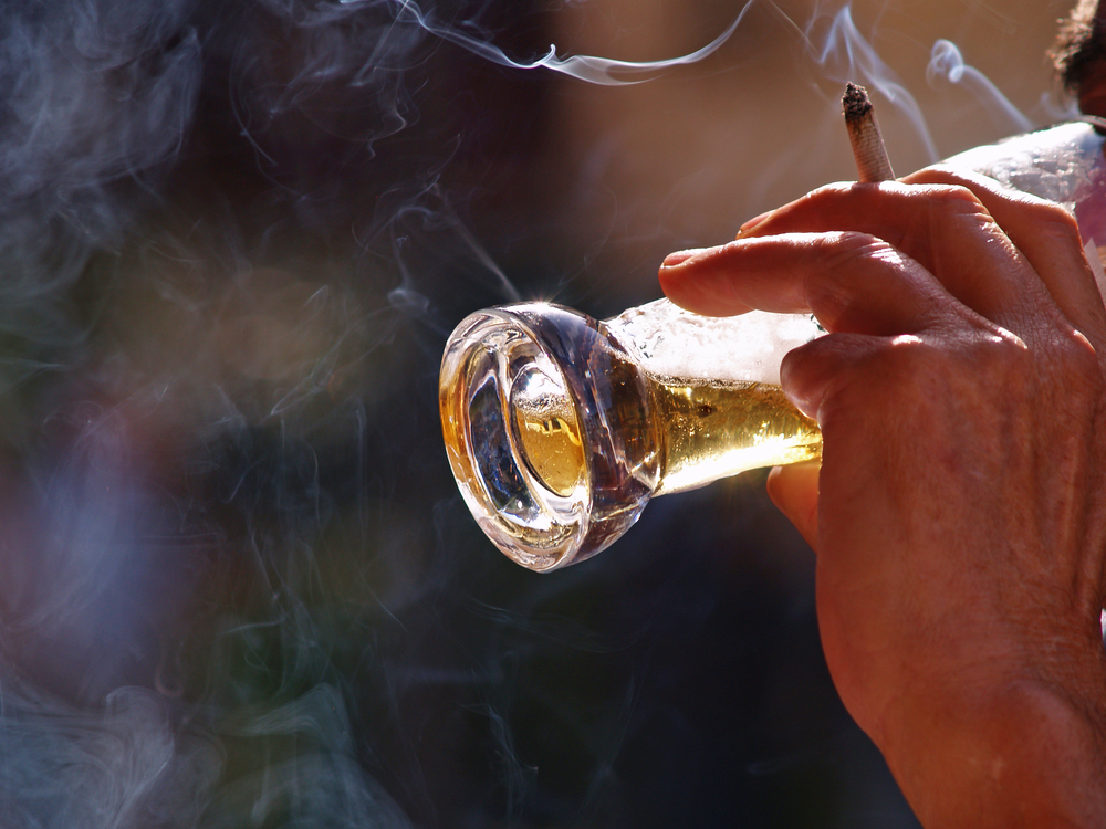 Scrumul de țigară pus într-un pahar cu băuturi alcoolice, motivul unei crime / Foto: depositphotos.com