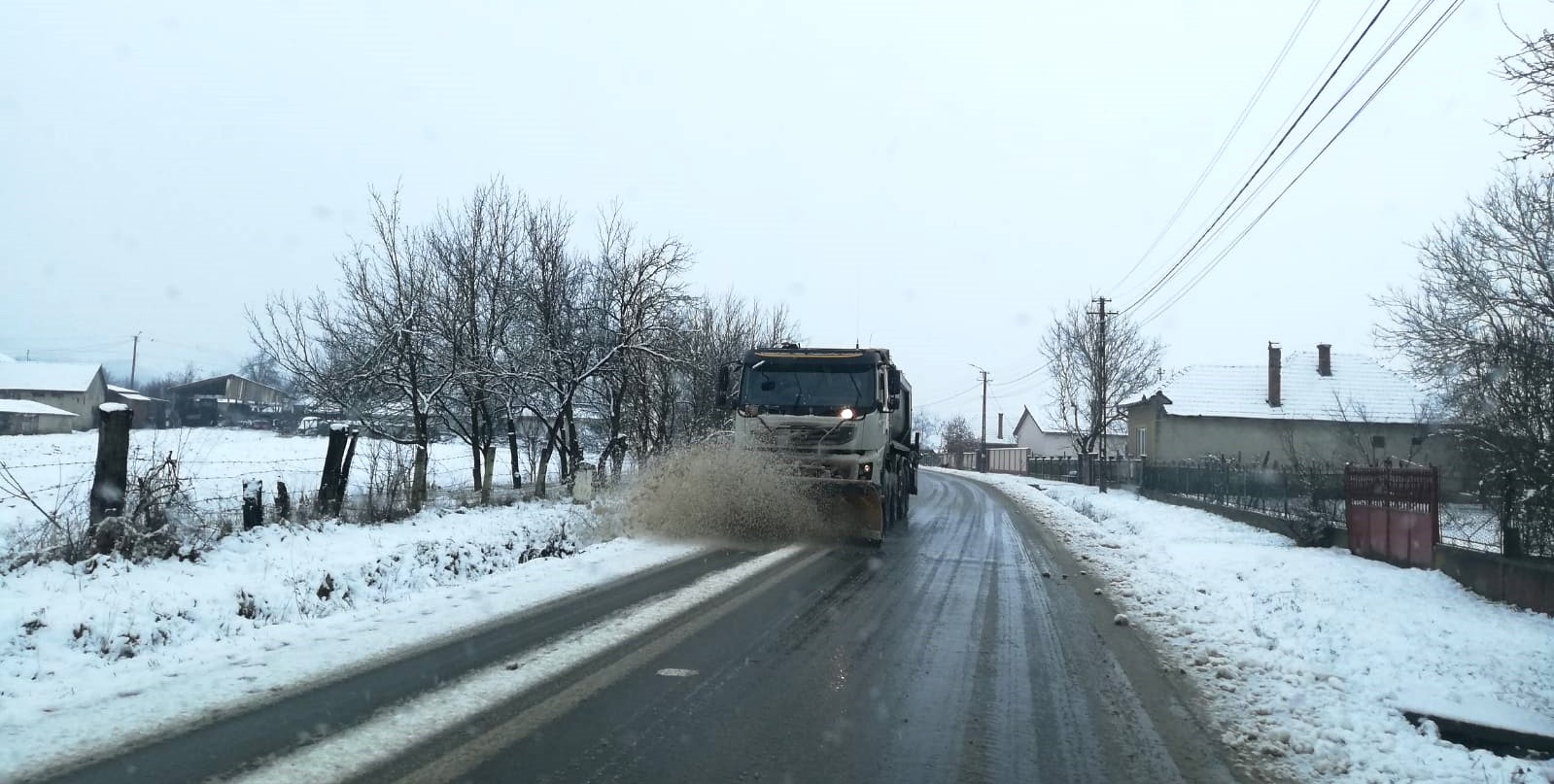 Acțiuni de deszăpezire și de prevenire a poleiului, desfășurate de Consiliul Județean pe drumurile din Cluj. FOTO: CJ Cluj