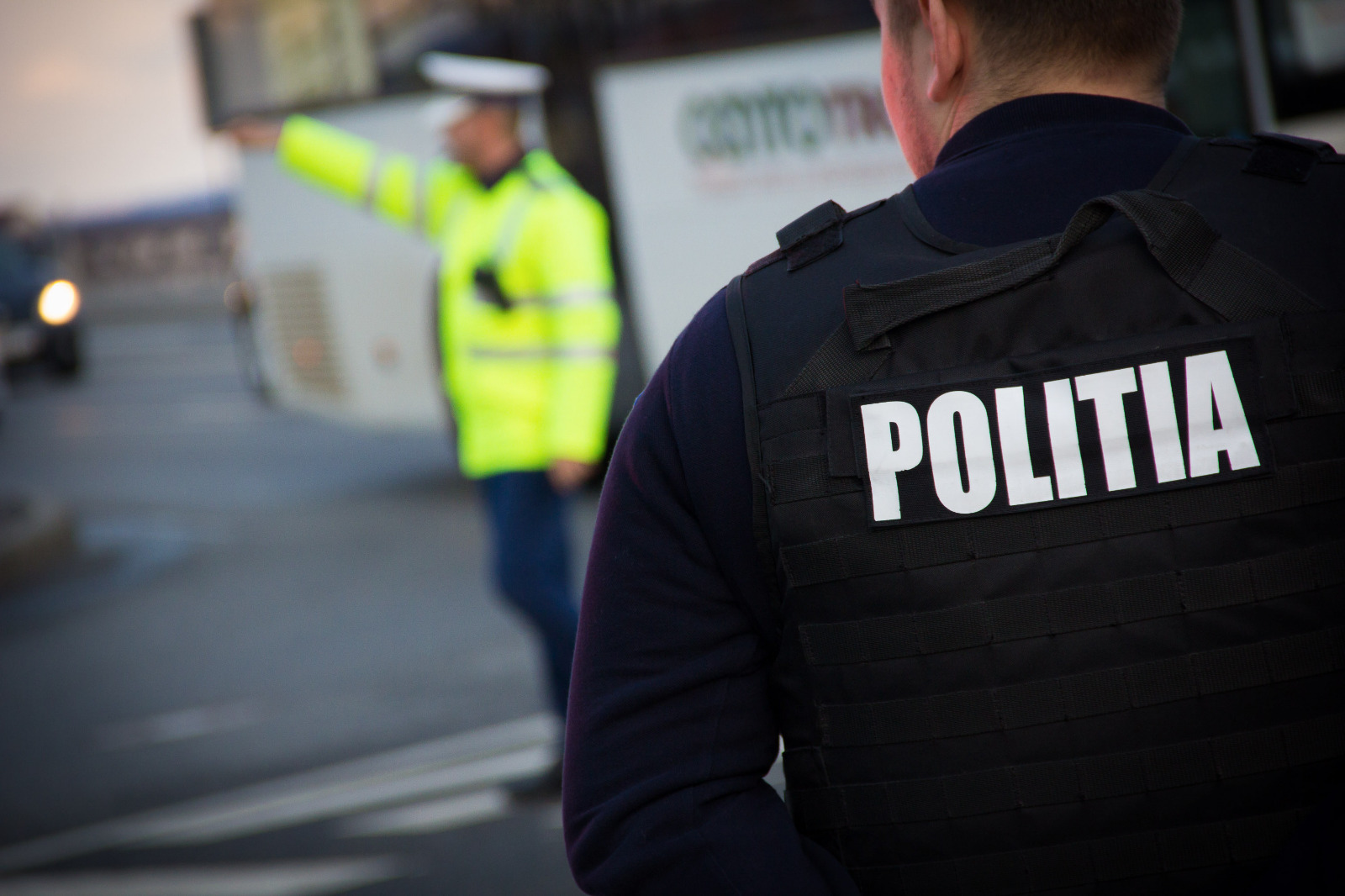 Jandarm prins cu droguri în rucsac, în timpul unui control în trafic / Foto: IPJ Cluj