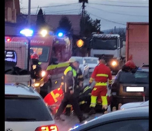 Accident grav pe strada Oașului. Un șofer primește ajutor / Foto: Info Trafic jud. Cluj - Facebook