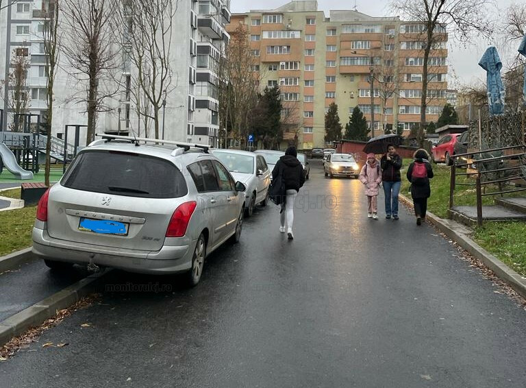 Pietonii au ajuns pe carosabil din cauza mașinilor parcate pe trotuar/ Foto: monitorulcj.ro