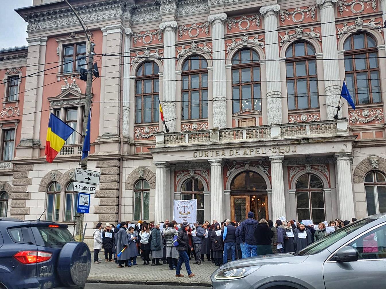 Protest în fața Curții de Apel Cluj / Foto: monitorulcj.ro