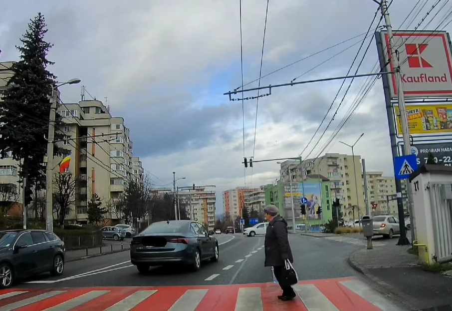 Femeie, la un pas să fie lovită de un șofer grăbit/ Foto: Info Trafic Cluj-Napoca - Facebook