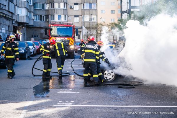 Mașină în flăcări pe strada Fabricii din Cluj-Napoca/ Foto: ISU Cluj (Fotograful Aaron Roberts)