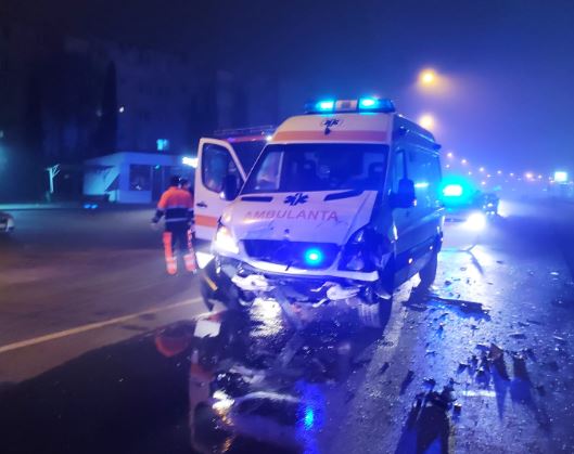 Ambulanță implicată într-un accident rutier, în Turda/Foto: ISU Cluj