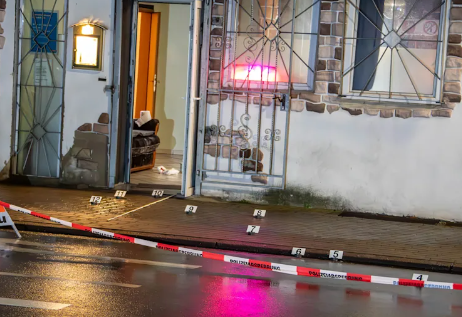 Poliţia germană a arestat patru bărbaţi după un incident cu arme de foc produs marţi seară în faţa unui bar din oraşul Neunkirchen/ Foto: bild.de (fotograf: Simon Mario Avenia)