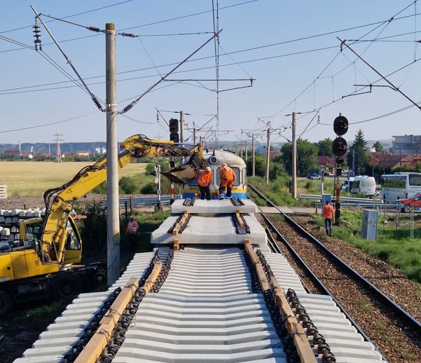 Lucrări pentru electrificarea căii ferate Cluj-Oradea. FOTO: CFR Infrastructură Facebook.com